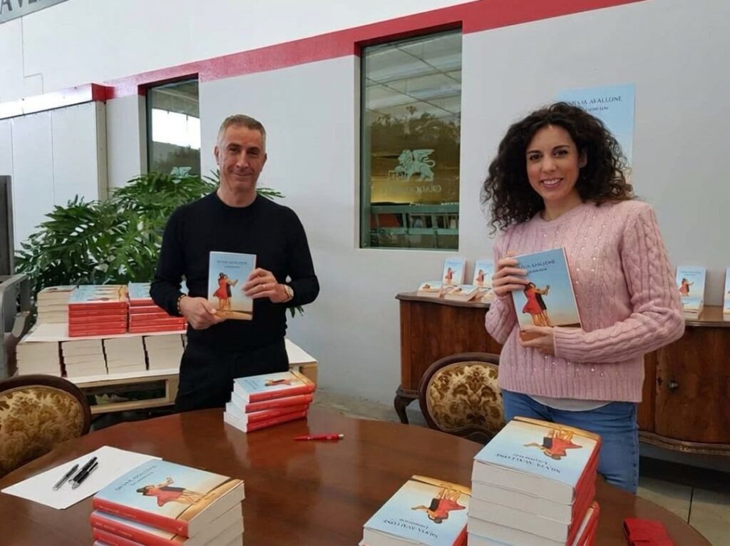 Silvia Avallone al firma copie del suo libro “Un’amicizia”